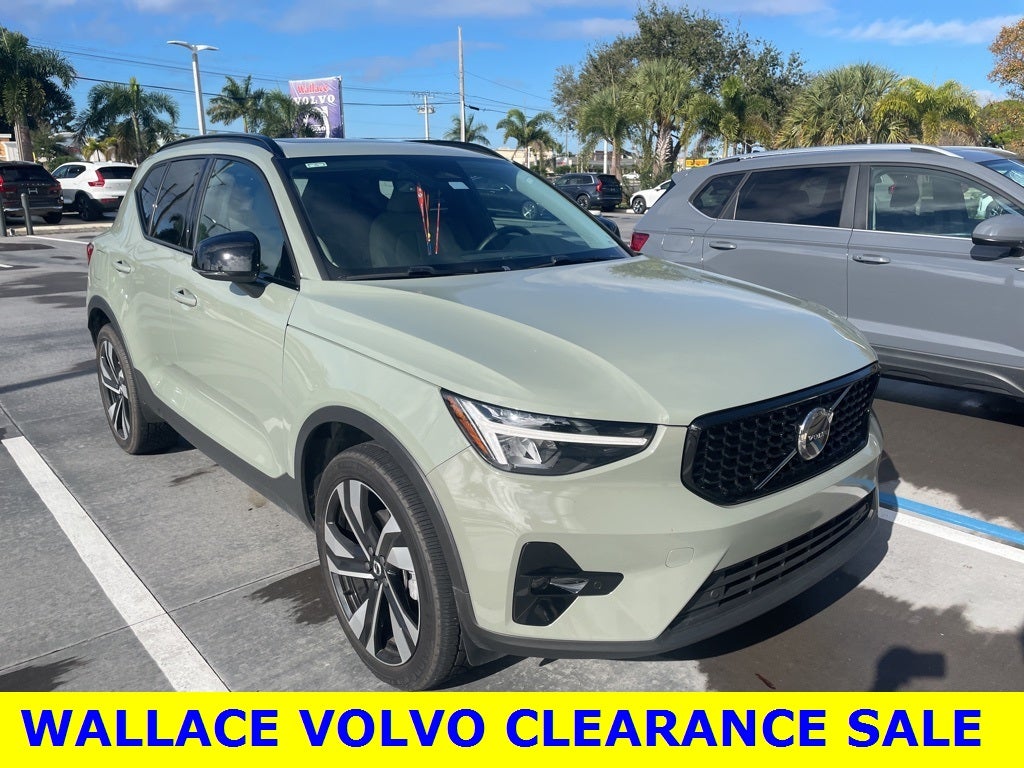 2023 Volvo XC40 B4 Plus Dark Theme