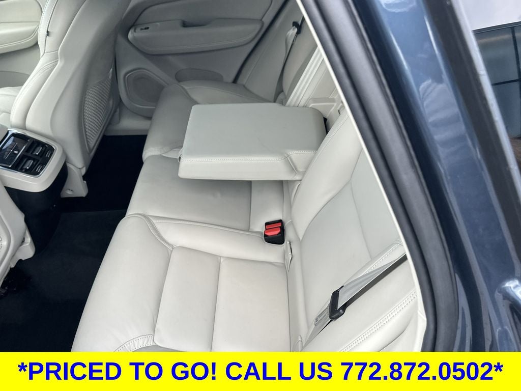 2024 Volvo XC60 B5 Ultimate Dark Theme