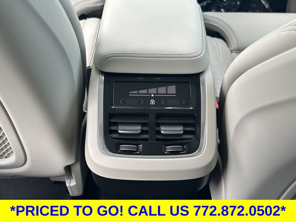 2024 Volvo XC60 B5 Ultimate Dark Theme