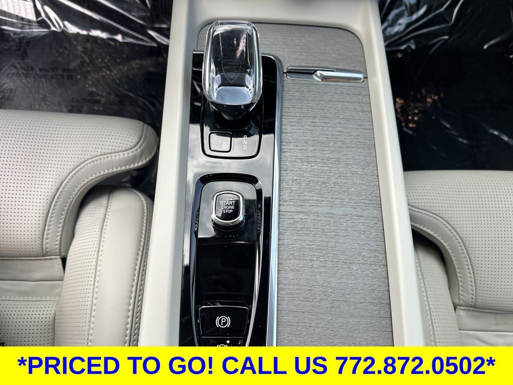 2024 Volvo XC60 B5 Ultimate Dark Theme