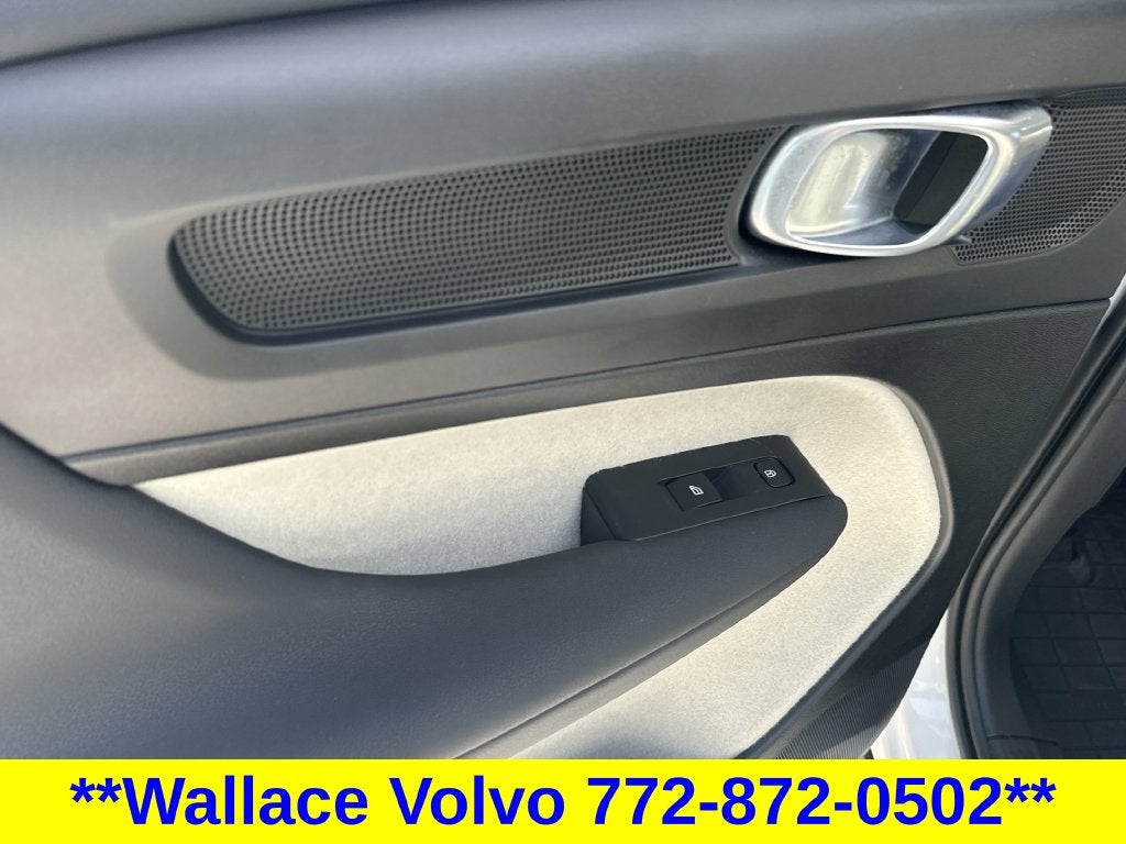 2024 Volvo XC40 B5 Plus Bright Theme