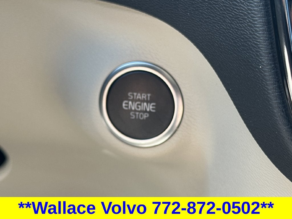 2024 Volvo XC40 B5 Plus Bright Theme