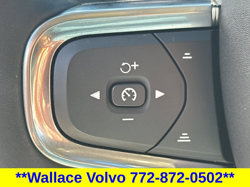 2024 Volvo XC40 B5 Plus Bright Theme