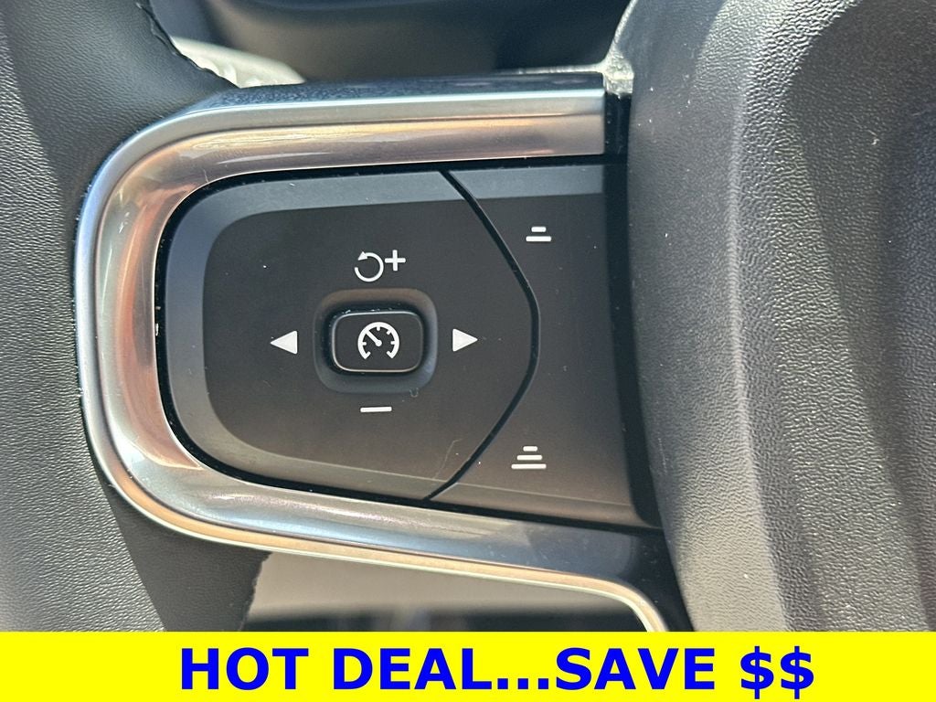 2024 Volvo XC40 B5 Plus Dark Theme