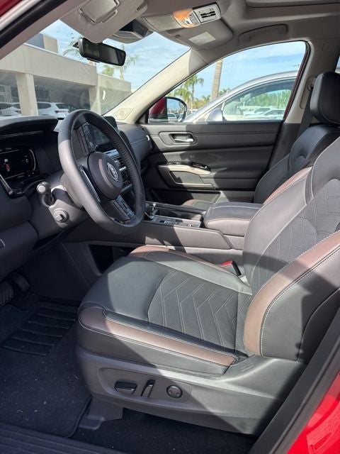 2025 Nissan Pathfinder Platinum